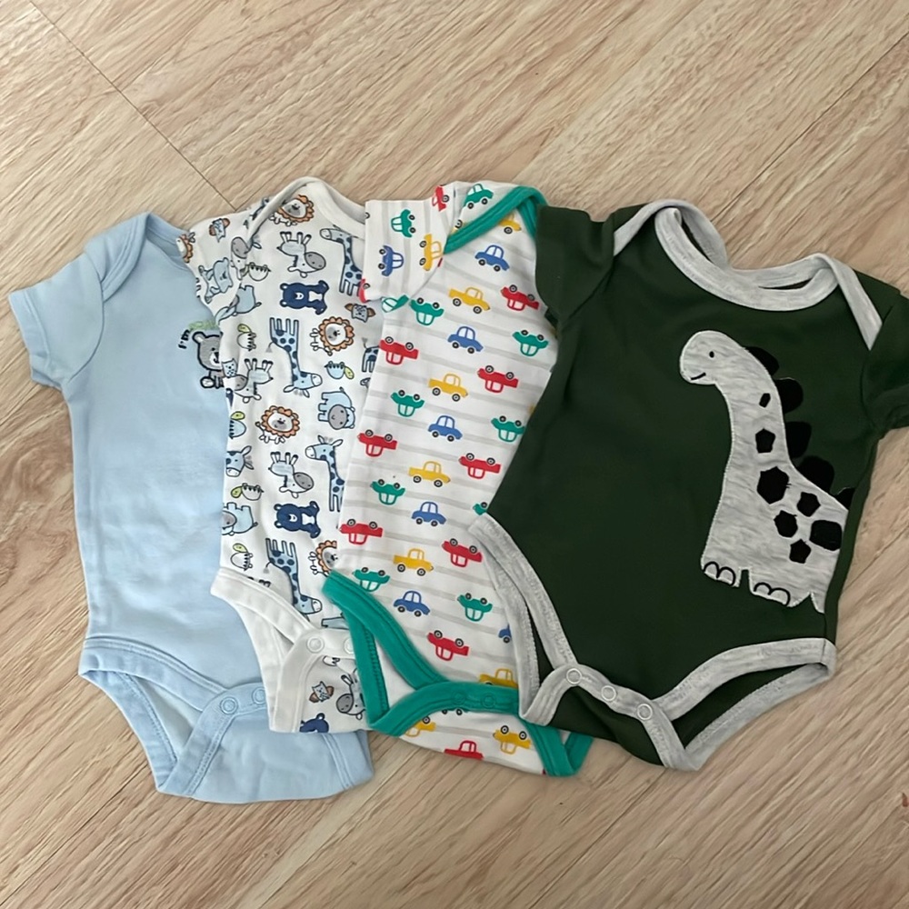Baby boy 0 to 3 month’s onesie. Used and in good condition.